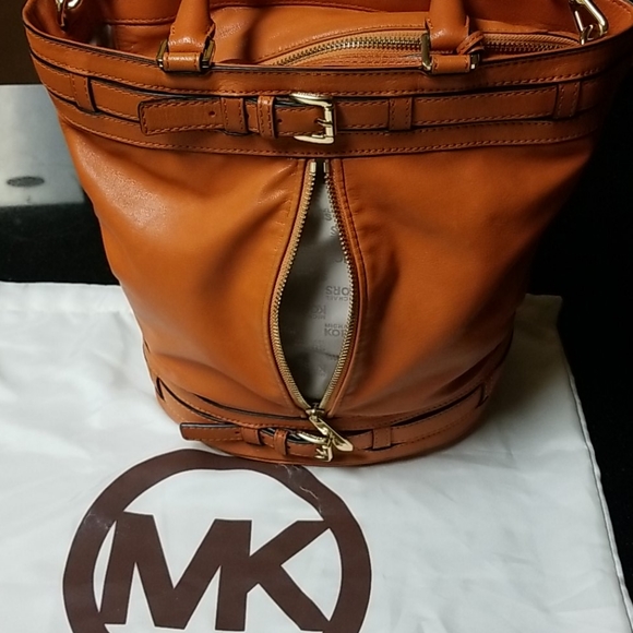 Michael Kors Bucket - Picture 5 of 16